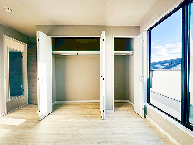 【居室収納】全居室には大型の収納クローゼットを完備！普段使いのお洋服や小物はもちろん、季節物のお洋服などもしっかりと整理整頓おしまい頂けます。居室空間をより広く隅々までお使いいただけますね。