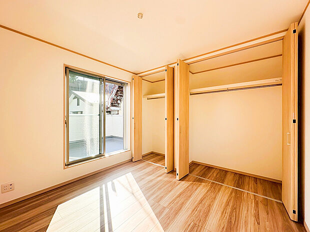 【居室収納】全居室には大型の収納クローゼットを完備！普段使いのお洋服や小物はもちろん、季節物のお洋服などもしっかりと整理整頓おしまい頂けます。居室空間をより広く隅々までお使いいただけますね。