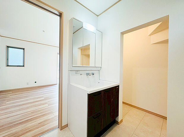 【洗面化粧台】たっぷりの大型収納を設けたシャワー付き洗面台で快適な暮らしを。収納力と機能性に優れたお手入れラクラクのゆったりとした洗面台で、朝の忙しい時間でも身支度準備がスムーズに出来そうですね。