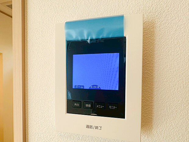 【TVモニター付きインターフォン】ＴＶモニタ付インターホンでセキュリティ面にも配慮。来客を確認できるだけでなく、録画機能で留守中の来訪者の確認ができます！学校から帰ったお子様のお留守番にも安心なセキュリティ設備ですね。