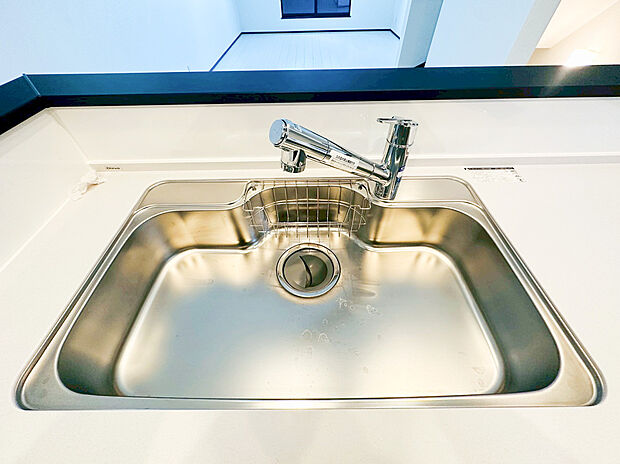 【浄水器】キッチンには浄水器を標準装備。最近は水を飲むという場面以外にも料理で使用したり、野菜を洗う場合もキレイな水で洗いたいという人が増えてきています!赤ちゃんのミルク用としても重宝いただけます。