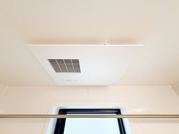 【浴室乾燥機】浴室には浴室乾燥機が付いておりでいつも快適で心地の良いバスタイムを実現。雨の日のお洗濯にも大活躍します!湿気の多い梅雨の時期などのカビ対策にもなり、毎日のお風呂掃除の手間が省ける嬉しい設備ですね。