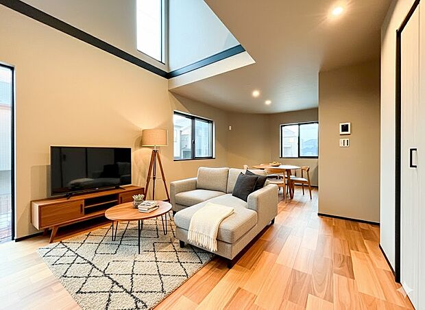 【リビング】高窓から光が降り注ぐ、開放感あふれるリビングルーム。明るく広々とした空間は、家族が集まる憩いの場にぴったりです。どんな家具を置こうか、想像力が膨らむ素敵な空間で、新しい生活を始めてみませんか。