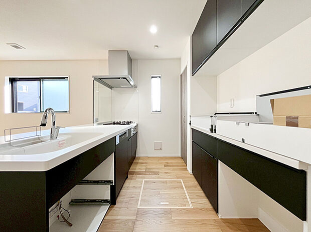 【キッチン】リビング対面式のカウンターキッチンですので、出来上がったお料理をカウンターに並べてお子様が運ぶなど、お手伝いの時間も増えそうですね！ご家族と会話をしながらお料理を楽しめ一体感を感じられるキッチン仕様。