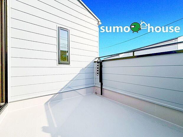 【バルコニー】南に大きく面したバルコニーは、たっぷりの陽光と開放感をもたらし、洗濯物がよく乾くだけでなく、朝のコーヒータイムや夕暮れのひとときに、空と街並みを眺めながら心をほどく贅沢な時間を演出します。