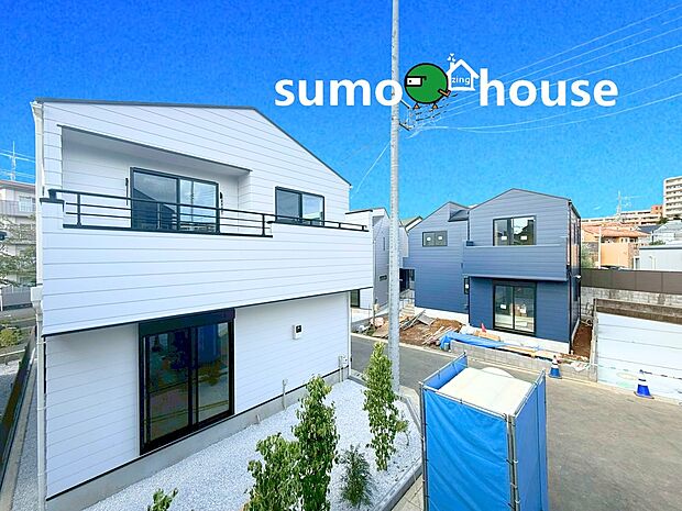 【洗練されたデザイン】２台駐車可能なカースペース（車種によります）。セカンドカー用として、自転車置き場や物置場として、お子様の遊ぶスペースとして、ゆとりある敷地だからこそ可能な多用途にご利用いただけるスペースです。