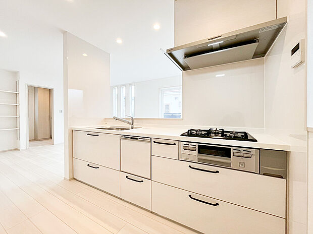 【キッチン】リビングで遊ぶお子様を見守りながらお料理が出来る対面式カウンターキッチンは、料理をしながらでもご家族との会話を楽しめます！大切なご家族をいつも身近に感じられ、毎日のお料理も楽しくなりますね！