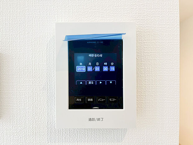 【TVモニター付きインターフォン】ＴＶモニタ付インターホンでセキュリティ面にも配慮。来客を確認できるだけでなく、録画機能で留守中の来訪者の確認ができます！学校から帰ったお子様のお留守番にも安心なセキュリティ設備ですね。