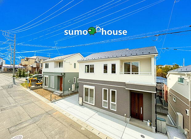 【洗練されたデザイン】第一種低層住居専用地域の良好な住環境が保たれたエリア。低層の一戸建てを中心とした街並みが整然と続き、周辺は高い建物が建っていないので、採光や開放性に恵まれ、空が広く緑の多い閑静な趣を感じる環境です。