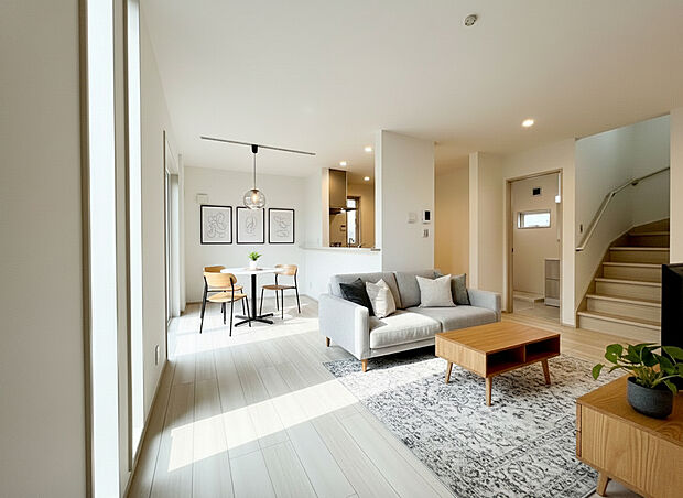 【リビング】大切なご家族が集まるからこそＬＤＫはこだわりたいですよね！休日はおひさまの光をたっぷりと取りこめるリビングでゆったりと過ごしませんか？子供たちが元気に笑いながら走り回っている姿が目に浮かぶ空間です。