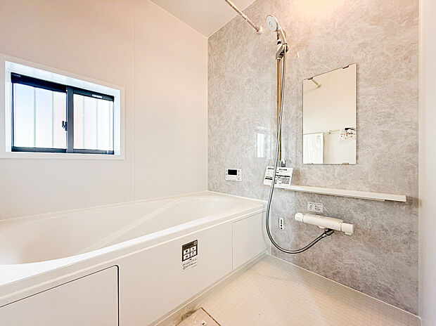 【ユニットバス】ユニットバスはゆったりとくつろげる1坪タイプ。足までしっかりと伸ばせる浴槽は、心身ともにしっかりと疲れを癒してくれます。お子様とも一緒に浸かれ、ご家族みんなで一緒にバスタイムを楽しめますね♪