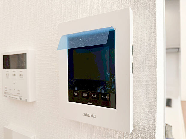 【TVモニター付きインターフォン】ＴＶモニタ付インターホンでセキュリティ面にも配慮。来客を確認できるだけでなく、録画機能で留守中の来訪者の確認ができます！学校から帰ったお子様のお留守番にも安心なセキュリティ設備ですね。