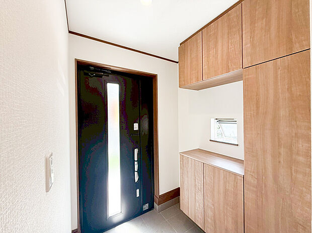 【玄関収納】散らかりがちな玄関もスッキリと保てる玄関収納は、家の中に入る時一番最初に目に付く場所だからこだわりたいですよね！木目調の落ち着いた雰囲気の色目が、お部屋の雰囲気をそのまま表している家の顔です。