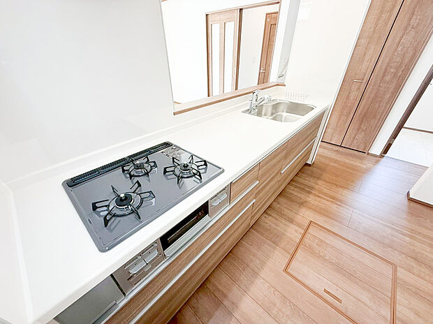 【システムキッチン】新しいキッチンは食事の支度が捗ります。お手伝いをしてくれるお子様と並びながら準備や片付けが出来るキッチンは、ご家族のコミュニケーションを育む場として活躍します。何気ない時間ですが、大切にしたいですね。