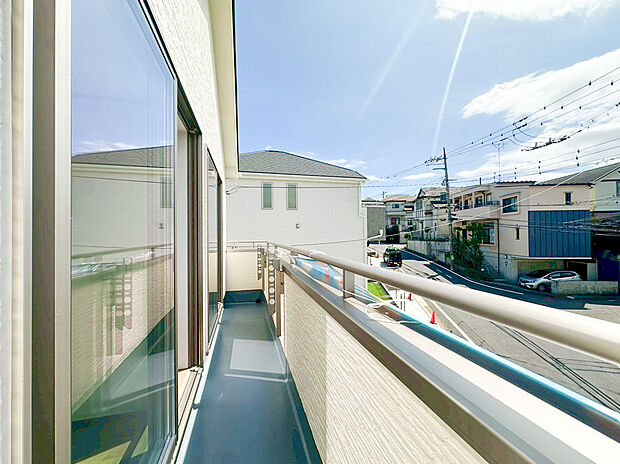 【南面バルコニー】南に大きく面したバルコニーは太陽の温かな温もりをめいいっぱい受け止めてくれます。太陽の光と爽やかな風を受けたお洗濯物はあっという間に乾き、取りこむ時には太陽の匂いを感じられそうですね。