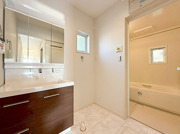 【洗面化粧台】たっぷりの大型収納を設けたシャワー付き洗面台で快適な暮らしを。収納力と機能性に優れたお手入れラクラクのゆったりとした洗面台で、朝の忙しい時間でも身支度準備がスムーズに出来そうですね。