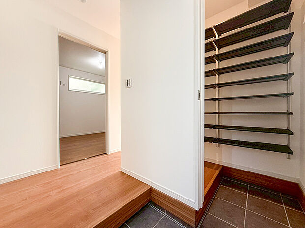 【シューズインクローゼット】大容量のウォークインシューズクローゼットが嬉しい住まい。ご家族全員の靴はもちろん、お子様のおもちゃやベビーカー、パパのゴルフバック、カー用品などかさ張る物もスッキリまとめておしまい頂けます。