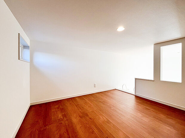 【ロフト収納】勾配天井を生かしたロフト収納スペースを完備。季節用品や捨てられないご家族の思い出もしっかりとおしまい頂けます。居室空間を邪魔しないスペースですので、多趣味で荷物の多いご家族にも嬉しい収納です。