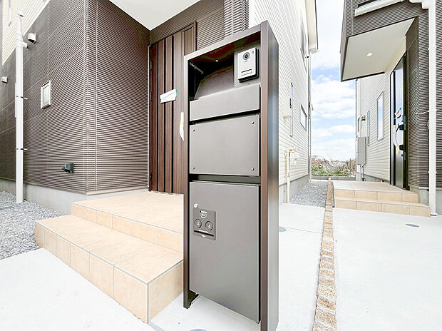 【宅配ボックス】ポスト兼宅配ボックスは不在時に荷物の受け取りが可能です。郵送物の到着時間を気にせず過ごせる便利な設備ですね。