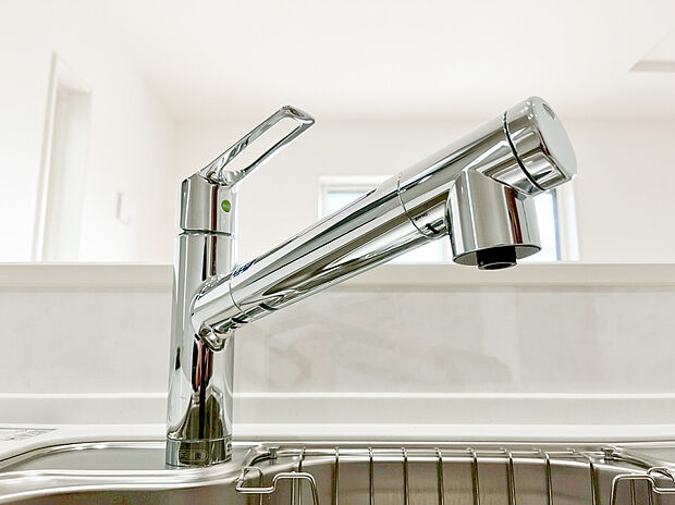 【浄水器】キッチンには浄水器を標準装備。最近は水を飲むという場面以外にも料理で使用したり、野菜を洗う場合もキレイな水で洗いたいという人が増えてきています!赤ちゃんのミルク用としても重宝いただけます。