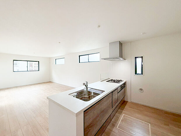 【キッチン】ご家族と会話をしながらのお料理作りは楽しいですよね！対面式のフルオープンタイプのキッチンで、お料理をもっと効率的に、楽しく。ママのお料理作りを快適に楽しくお手伝いする充実の設備が標準装備です！