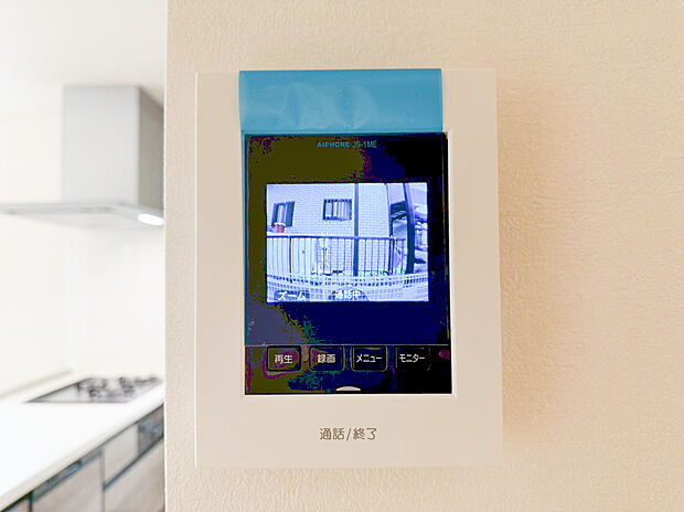 【TVモニター付きインターフォン】ＴＶモニタ付インターホンでセキュリティ面にも配慮。来客を確認できるだけでなく、録画機能で留守中の来訪者の確認ができます！学校から帰ったお子様のお留守番にも安心なセキュリティ設備ですね。