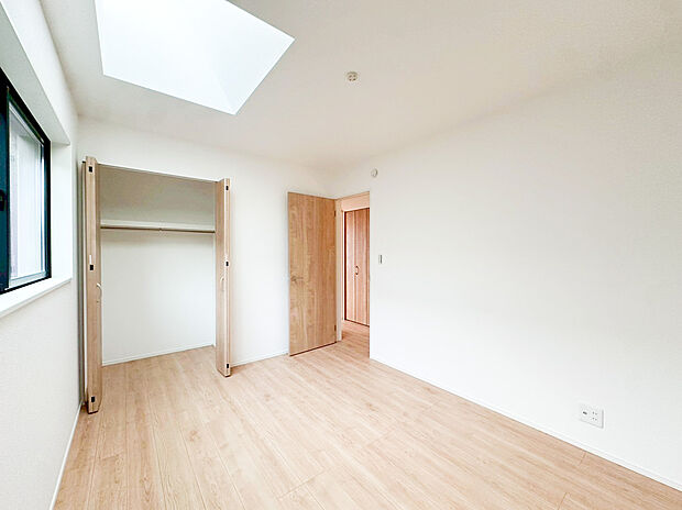 【居室収納】全居室には大型の収納クローゼットを完備！普段使いのお洋服や小物はもちろん、季節物のお洋服などもしっかりと整理整頓おしまい頂けます。居室空間をより広く隅々までお使いいただけますね。