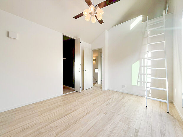 【居室】光あふれる開放的なプライベートルーム。収納充実で空間を贅沢に活用。 南向きの大きな窓から豊かな採光が注ぐ居室は、明るく心地よい時間が流れます 。