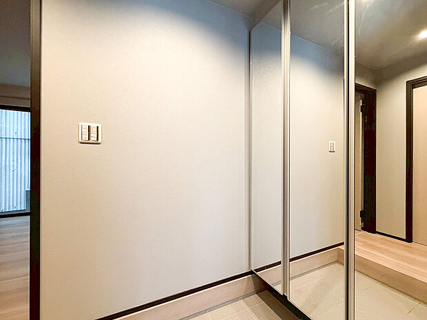 【玄関姿見】出勤前の身支度チェックに欠かせない姿見を玄関に備え付けました。気持ちの良い一日の始まりは笑顔でスタートしたいですよね。自分の顔もチェックして、そんなイキイキとした暮らしが送れる生活が待っています。