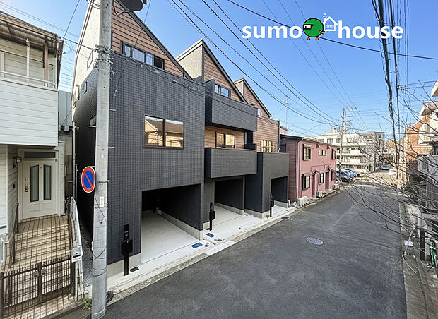 【洗練されたデザイン】深く豊かな緑と爽快な青い空を感じる、まるで杜の中に暮らすような心地よさを存分に堪能いただける邸宅です。最高グレードの設備仕様が標準装備の新築住宅で快適で便利な生活をお送り頂ける一品です。