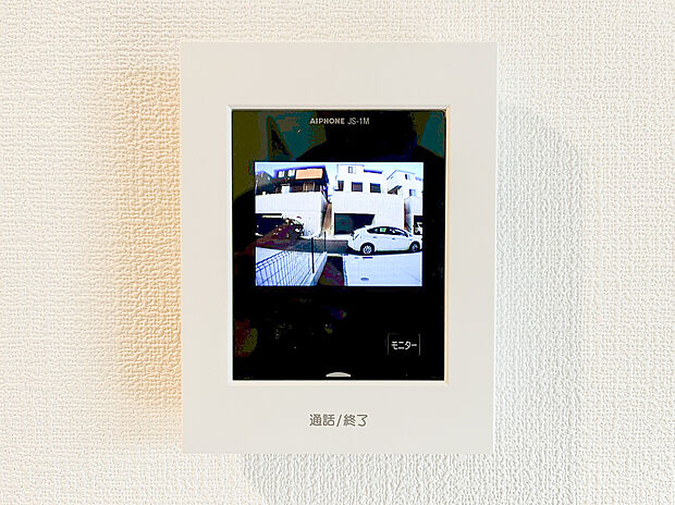 【TVモニター付きインターフォン】TVモニタ付インターホンでセキュリティ面にも配慮。来客を確認できるだけでなく、録画機能で留守中の来訪者の確認ができます!学校から帰ったお子様のお留守番にも安心なセキュリティ設備ですね。