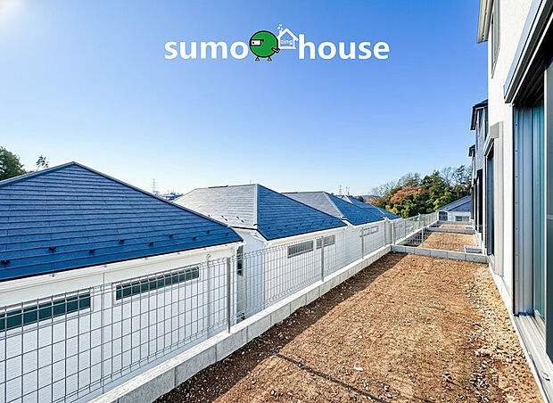 【落ち着いた住環境】リビングからフラットに繋がる専用庭は、陽当たり・通風共に良好な開放的スペースです。ガーデニングを楽しんだり、お子様のビニールプールを広げたりと、戸建てならではの外遊びを存分に満喫できます。