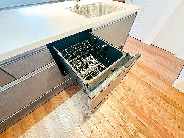 【食洗機】食器洗乾燥機付きで家族の食器もピカピカ。後片付けもラクラクこなせて、環境にもママの手にも優しい設備です。システムキッチン内に納まっているので、お料理の邪魔にもならずスッキリ快適にご利用いただけます。