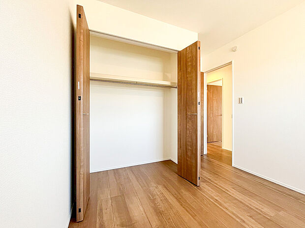 【居室収納】全居室には大型の収納クローゼットを完備!普段使いのお洋服や小物はもちろん、季節物のお洋服などもしっかりと整理整頓おしまい頂けます。居室空間をより広く隅々までお使いいただけますね。