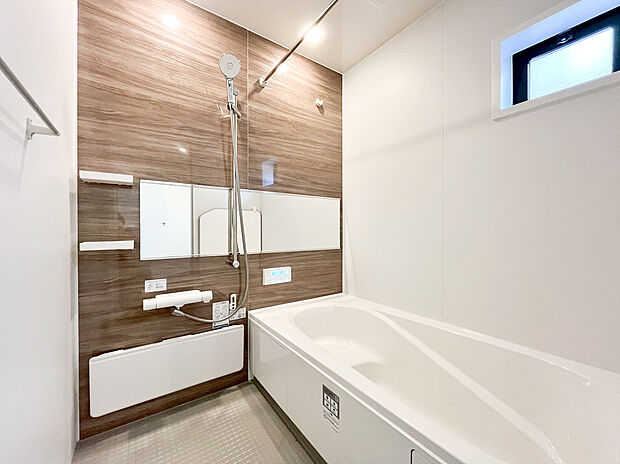 【ユニットバス】ユニットバスはゆったりとくつろげる1坪タイプ。足までしっかりと伸ばせる浴槽は、心身ともにしっかりと疲れを癒してくれます。お子様とも一緒に浸かれ、ご家族みんなで一緒にバスタイムを楽しめますね♪