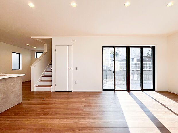 【リビング】南西向きの大きな開口部から豊かな陽光が差し込む、明るく開放感に満ちたリビングです 。家族が自然と顔を合わせる「リビングイン階段」を採用し、日々の何気ない会話を育む温かな住空間を実現しました。