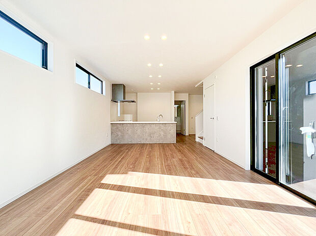 【リビング】約20.5帖の大空間には南西側からの柔らかな陽光が注ぎ、家中を明るく照らします 。お子様の帰宅をキッチンから笑顔で迎えられる設計は、日々の何気ない会話を大切にしたいご家族に最適。