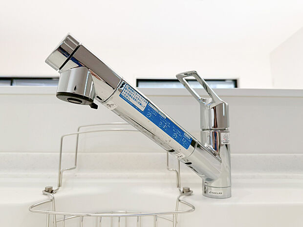 【浄水器】キッチンには浄水器を標準装備。最近は水を飲むという場面以外にも料理で使用したり、野菜を洗う場合もキレイな水で洗いたいという人が増えてきています!赤ちゃんのミルク用としても重宝いただけます。