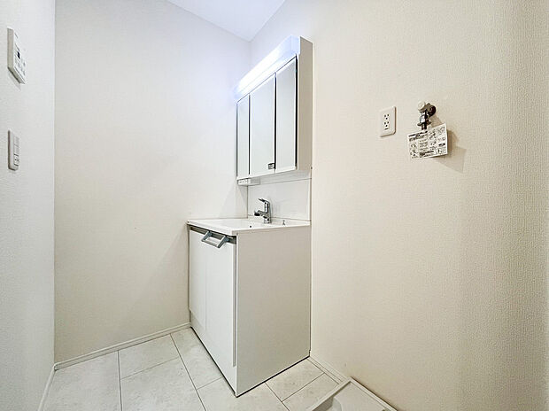 【洗面化粧台】たっぷりの大型収納を設けたシャワー付き洗面台で快適な暮らしを。収納力と機能性に優れたお手入れラクラクのゆったりとした洗面台で、朝の忙しい時間でも身支度準備がスムーズに出来そうですね。