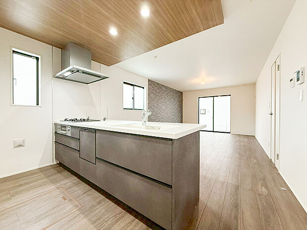 【キッチン】天井のダウンライトが手元を優しく照らし、夜にはバーカウンターのようなお洒落な雰囲気を演出。意匠を凝らしたデザイン性の高い空間が、毎日の家事時間を特別なひとときへと変えてくれます。