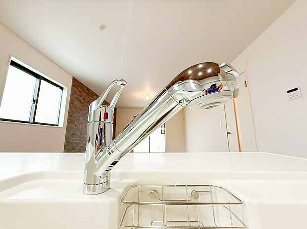 【浄水器】キッチンには浄水器を標準装備。最近は水を飲むという場面以外にも料理で使用したり、野菜を洗う場合もキレイな水で洗いたいという人が増えてきています!赤ちゃんのミルク用としても重宝いただけます。