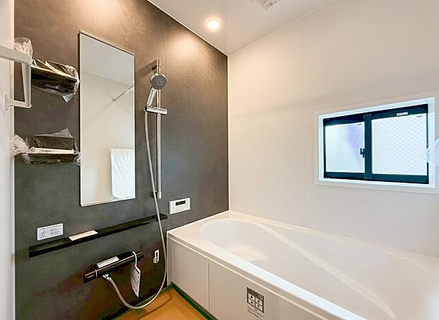 【ユニットバス】ユニットバスはゆったりとくつろげる1坪タイプ。足までしっかりと伸ばせる浴槽は、心身ともにしっかりと疲れを癒してくれます。お子様とも一緒に浸かれ、ご家族みんなで一緒にバスタイムを楽しめますね♪