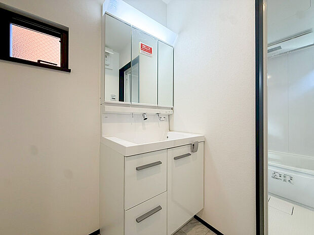 【洗面化粧台】ゆとりの洗面スペースで朝の身支度も快適スムーズに。3面鏡で髪のセットやお化粧もストレスなくこなせ、朝から気分良く通勤通学に向かえそうですね!鏡の裏にはたっぷりと収納スペースを標準装備!