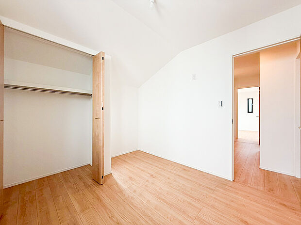 【居室】大容量のクローゼットを完備。衣類や小物をスッキリ収納できるため、お部屋の広さを最大限に活かしたレイアウトが楽しめます。寝室としてはもちろん、集中できるワークスペースや趣味の部屋としても最適な、暮らしに