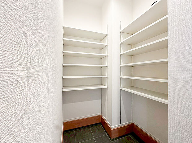 【シューズインクローゼット】大容量のウォークインシューズクローゼットが嬉しい住まい。ご家族全員の靴はもちろん、お子様のおもちゃやベビーカー、パパのゴルフバック、カー用品などかさ張る物もスッキリまとめておしまい頂けます。