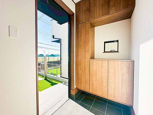 【玄関収納】散らかりがちな玄関もスッキリと保てる玄関収納は、家の中に入る時一番最初に目に付く場所だからこだわりたいですよね！木目調の落ち着いた雰囲気の色目が、お部屋の雰囲気をそのまま表している家の顔です。