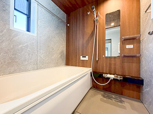 【ユニットバス】家族との憩いの場として、一日の疲れを癒す場として、ゆったりと足を伸ばしてくつろげる綺麗で清潔感のある色味の浴室。気持ちの良い光と爽やかな風をたっぷりと取りこめる開閉式の窓も設置しています。