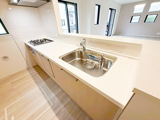 【システムキッチン】お料理を効率的に楽しく。ママの毎日のお料理を効率的にしてくれる動線は「1分でも家事の時間を短縮したい」という思いを叶えてくれます。