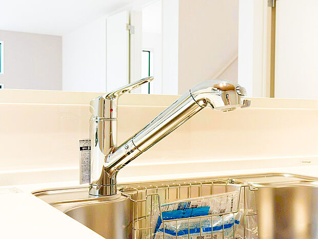 【浄水器】キッチンには浄水器を標準装備。最近は水を飲むという場面以外にも料理で使用したり、野菜を洗う場合もキレイな水で洗いたいという人が増えてきています！赤ちゃんのミルク用としても重宝いただけます。