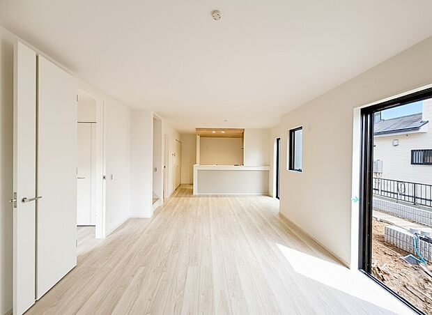 【リビング】大切な家族が集まるからこそこだわりたいLDK。休日はお陽さまの光をたっぷりと取り込めるぽかぽかリビングで過ごしませんか。